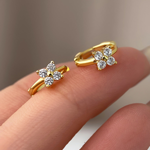Pendientes de aro sencillos de latón con circonita, impermeables, para mujer, regalo para fiesta o boda, chapados en oro de 18 quilates - Product Image 4