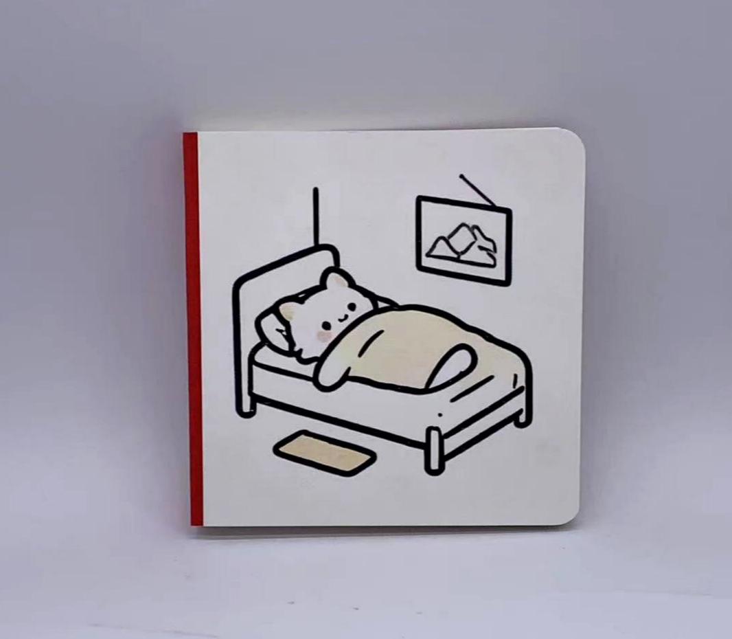 Il piccolo gatto pigro che dorme