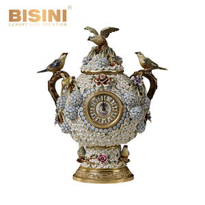 Splendido <span class=keywords><strong>tavolo</strong></span> da scacchi in stile <span class=keywords><strong>barocco</strong></span> francese, intagliato a mano, in rame puro, porcellana bianca e nera e ottone, con due sgabelli piccoli. - Product Image 5