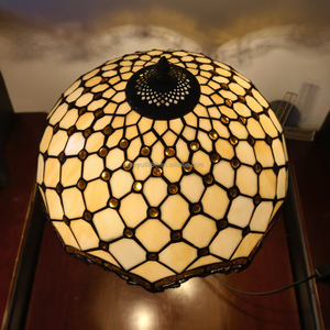 Lámpara de Mesa de Estilo Europeo con Base de Resina y Diseño de Cuentas de Vidrio Teñido de 16 Pulgadas para Sala de Estudio, Comedor, Sala de Estar - Product Image 3