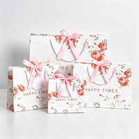 Sac cadeau écologique en papier à motif floral rose, avec logo personnalisé, ruban, nœud et poignée imprimée or, pour dragées de mariage, vente en gros