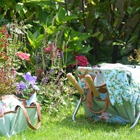 Esschert Design Tabouret pliable en toile de jute imprimé rose Tabouret de jardin pliable avec sac à outils