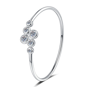 Bracelet jonc multi-couches tendance pour femme en argent sterling 925 certifié, serti de moissanite brillante couleur D simple - Product Image 1
