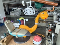 Nouvel équipement dentaire tendance : fauteuil dentaire pour enfants, unité dentaire mignonne en forme de dinosaure pour les enfants avec lumière LED et plateau en plastique