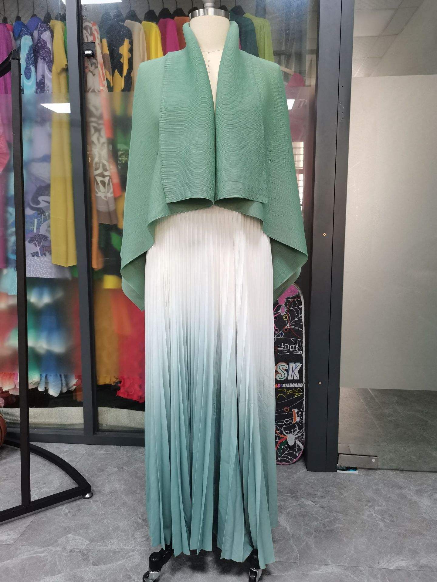 มีสีเขียวขุ่น