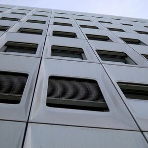Parete Vetrata Unitaria Personalizzata con Telaio in Alluminio a Taglio Termico per Edifici a Più Piani - Product Image 1