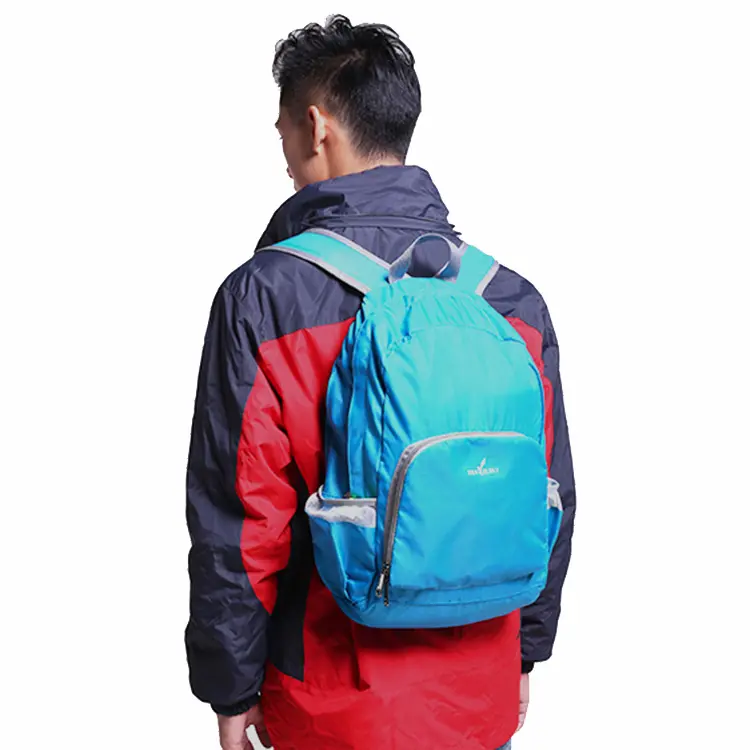 Tas punggung portabel warna hitam dan biru, tas ransel perjalanan lipat tahan aus, harga menarik