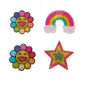 Bulk Stock farbige Regenbogen Stern Sonnenblume Design Hot Fix Strass Eisen auf Patch Abzeichen für die Dekoration