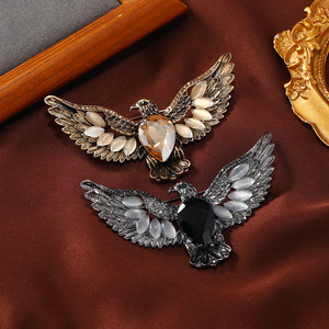 Broche de Strass com Águia em Asas Deslizantes, Banhado a Ouro Antigo, Estilo Vintage, Robusto e Marcante, para Eventos Noturnos e Galas - Product Image 1