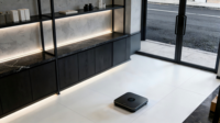 Lemari pajangan mewah modern dengan kaca tempered, lampu LED, dan rangka logam untuk memajang parfum & perhiasan