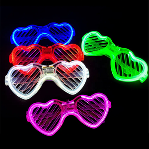 Lunettes de mariage <span class=keywords><strong>LED</strong></span> phosphorescentes avec obturateur en forme de cœur Lunettes de soleil clignotantes au néon pour Noël et la Saint-Valentin Articles de fête