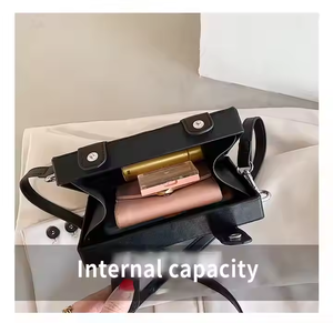 Sac à bandoulière de luxe tendance en cuir PU pour femme avec fermeture éclair, motif étoile et logo personnalisé - Product Image 2