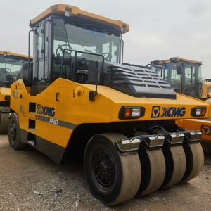 رائجة البيع: مدحلة إطارات اهتزازية طراز XP303 بسعة 20 طن، بمحرك ديزل، لدمك طبقة الأساس الأسفلتية - Product Image 3