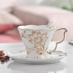 Tazza <span class=keywords><strong>da</strong></span> <span class=keywords><strong>caffè</strong></span> e piattino in porcellana bianca goffrata a forma di fiore Set di tazze <span class=keywords><strong>da</strong></span> <span class=keywords><strong>caffè</strong></span> turche in ceramica per Hotel di casa - Product Image 2