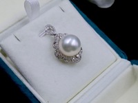 Collier pendentif unisexe Lucy Jewelry en or blanc 18 carats, dentelle de luxe entièrement sertie de diamants de qualité AAAA, perle blanche des mers du Sud certifiée NGTC