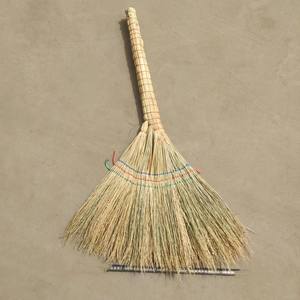 DS4891 Balai de paille de nettoyage de cuisine Balai de paille portable fait à la main Petit <span class=keywords><strong>plumeau</strong></span> Balai d'herbe d'intérieur Balais de fouet d'extérieur - Product Image 3