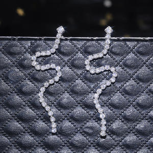 Orecchini a polsino in oro bianco con diamanti, taglio brillante rotondo, montatura a griffe, gioielli di lusso da donna E475 - Product Image 4