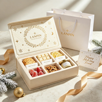 Boîte cadeau de Noël en carton rigide écologique avec doublure en éponge, insert thermoformé découpé avec précision, couronne en feuille d'or et flocon de neige