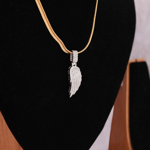Pendentif esthétique en forme de plume en or massif 18KT avec minuscule diamant cultivé en laboratoire Style Hip Hop unisexe pour toutes les fêtes - Product Image 4