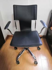 Silla de escritorio de recepción con brazos estrechos, marco de metal y cuero, acabado duro - Product Image 6
