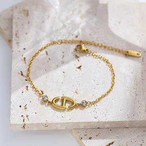 Pulsera con dijes para mujer, acero inoxidable, aleación de zinc, circonita chapada en oro, moda ortodoxa, diseño de letra Simple - Product Image 1