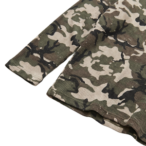 T-shirt thermique à manches longues pour homme TOPSHOW, coupe ample à épaules tombantes, en tricot gaufré, imprimé numérique personnalisé, motif camouflage - Product Image 3