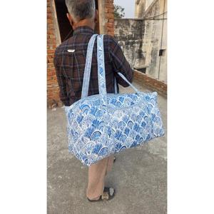 Bolsa de Viaje Acolchada de Algodón, Hecha a Mano, Elegante, Ligera, Duradera, con Estampado Tradicional, Ideal para Viajes de Fin de Semana - Product Image 6