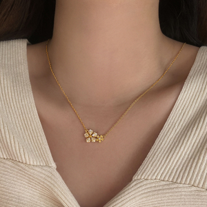 Collier Pendentif Double Fleur Personnalisé en Laiton Plaqué Rhodium avec Zircon Cubique Bicolore – Bijou Floral Tendance en Gros - Product Image 3