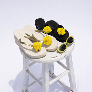 Sandalias Planas Noho con Flores Amarillas - Sandalias con Bordado de Lentejuelas - Product Image 1