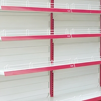 5-laags wandmontage displaystandaard voor winkels, met stevige achterrand en beschermrail voor mini-markten, verpakte voedingsmiddelen en huishoudelijke artikelen.