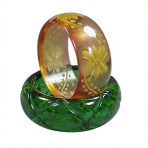 Brazalete de Resina Amarilla con Flores de Margarita Blancas Talladas, Adornado con Pedrería Dorada, Joyería Redonda de Alta Calidad, Elegante y Moderna para Mujer - Product Image 3