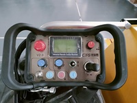 Ponceuse à béton autotractée CFS CFS-868 à moteur multi-têtes pour le décapage de revêtements de sol en ciment