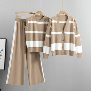 Traje de punto casual de tres piezas para mujer: chaleco de cuello redondo, cárdigan y pantalón a rayas. Conjunto de punto para mujer. - Product Image 2
