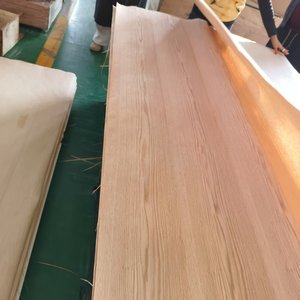 Embrassez le caractère naturel avec notre placage rustique de chêne rouge de catégorie. Ses nœuds et ses stries minérales ajoutent un charme chaleureux et authentique - Product Image 2