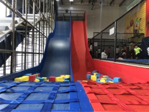 Cầu trượt nhựa hình quái vật lớn cho trẻ em chơi trong nhà - Product Image 3