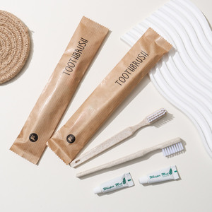 Kit d'articles de toilette jetables écologiques pour hôtel, personnalisable, biodégradable, pour voyage, comprenant un kit dentaire, un kit de rasage, des cotons-tiges portables - Product Image 1