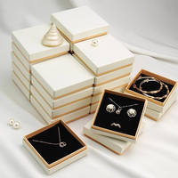 Boîte cadeau de luxe noire personnalisée, étanche, avec couvercle et base, pour bijoux fins (colliers, bagues), avec finition mate, éponge et logo.