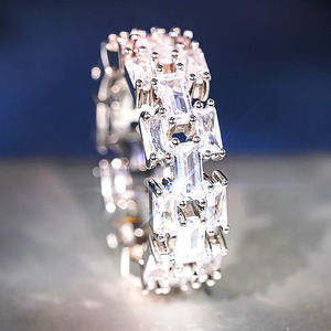 Anello DJ096 in Oro Bianco con Diamante Taglio Smeraldo Naturale Colore D, Gioiello Classico da Sposa per Donna - Product Image 2