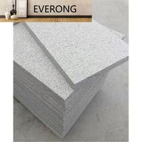 Dalles de pavage en granit naturel brut, granulométrie fine, couleur argentée flamée rose, provenant du Portugal et de Chine, pour revêtement paysager et allées, à prix abordable.
