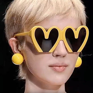 Wholesale Women's Designer <b>Sunglasses</b> Luxury Famous Brands New Heart Shape Glasses in <b>Blue</b> White Red Yellow Frames - Product Image 1