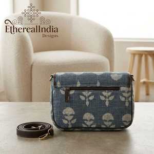 Bolso de mano para portátil con estampado artesanal, ecológico, de tela tipo alfombra, con dos cremalleras, correa de hombro de nailon, forro de algodón y detalles de rexeno. - Product Image 1