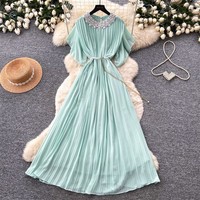 Robe longue plissée élégante à col perlé, manches volantées, coupe ajustée en mousseline pour femme, idéale pour mariage, église, soirée