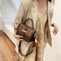 Sac à bandoulière carré tendance pour femme, motif losanges imprimé rétro, en polyester, idéal pour les trajets quotidiens