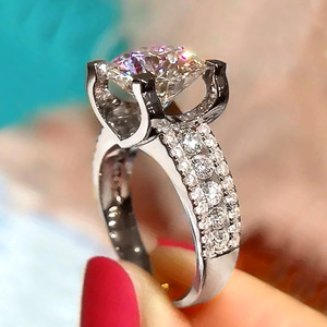 Anello di Fidanzamento F937 per Donna in Oro Bianco con Diamante Taglio Brillante Rotondo Colore G Naturale e Diamanti Laterali - Product Image 3