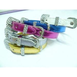 Colliers pour chiens en cuir PU, fabrication originale, vente en gros et personnalisation avec breloques lettres, diverses couleurs et textures sur mesure. - Product Image 4