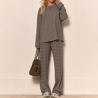 Ensemble deux pièces loungewear pour femme : haut rayé en coton à manches longues et pantalon de détente, personnalisable avec logo, vente en gros