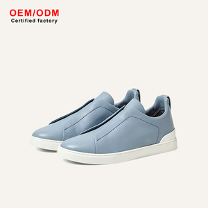 Chaussures décontractées de luxe pour hommes en cuir véritable bleu ciel, mocassins minimalistes à enfiler, confortables pour la marche et le bureau - Product Image 1