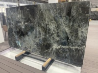 Dalles et carreaux de pierre de granit bleu labradorite lémurienne naturelle de luxe populaire de Madagascar pour la décoration de comptoirs de cuisine