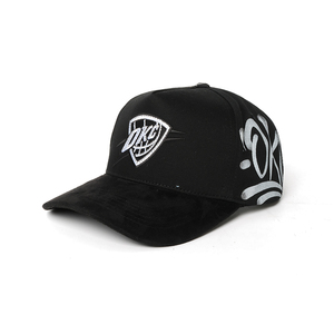 Casquettes Bigg <span class=keywords><strong>Boss</strong></span> et Baez en Daim Personnalisées avec Broderie Premium, Badge Métallique, 5 Panneaux, Visière Courbe et Puce NFC – Vente en Gros - Product Image 5