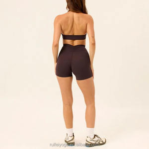طقم رياضي نسائي مكون من قطعتين مع حمالة صدر رياضية مرنة مفتوحة الظهر وشورت قصير بتصميم مخصص - Product Image 3